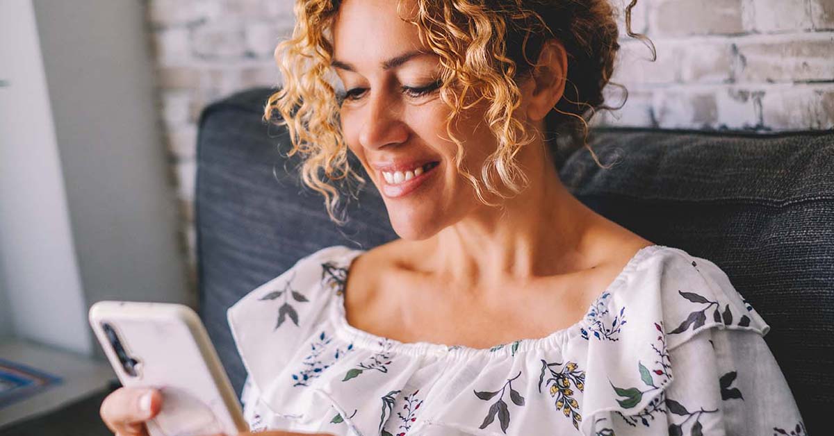 Mom scrolling instagram accounts for parenting tips